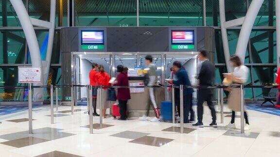 延时:旅客旅客在香港机场登机口登机