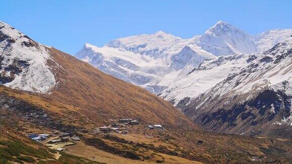 在秋天喜马拉雅山脉的雪峰小村庄和自然景观的戏剧性全景安纳普尔纳电路徒步旅行尼泊尔