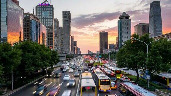 日落时分中国北京的高速公路交通繁忙