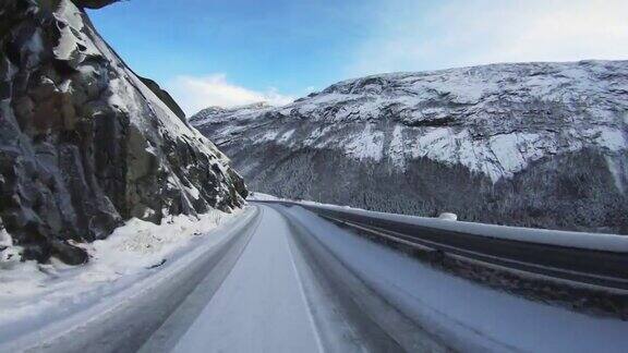 雪中行驶的POV汽车:挪威的山口