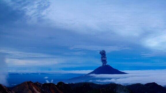 锡那邦火山爆发