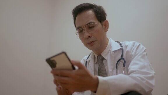 男医生拿着智能手机发短信