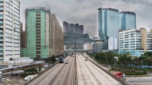 4K时光流逝:香港的蓝天映衬下高楼大厦的交通