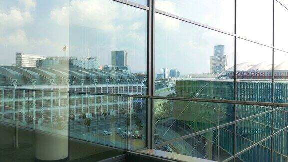 从玻璃塔的倒影中拍摄法兰克福的建筑