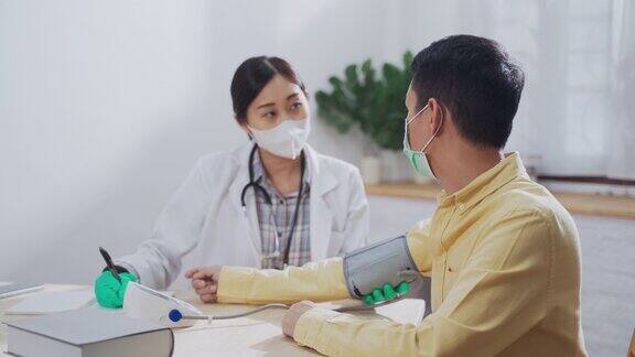 女医生在家为一名男子检查血压