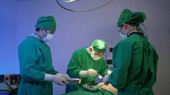 医生在手术室给病人做手术
