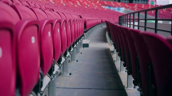 空荡荡的体育场里的红色体育场椅