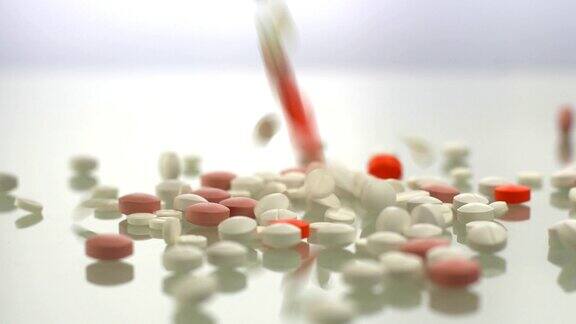 药片和药片放在白色的桌子上保健药物和维生素白色背景上的白色胶囊的特写制药行业药店抗生素药医疗药物