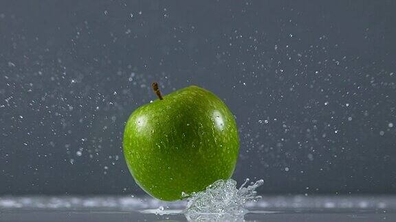 绿苹果苹果水果落在水中黑色背景慢镜头4K