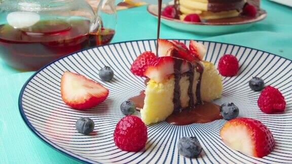 一块蛋糕草莓浇在巧克力上食物和饮料的背景