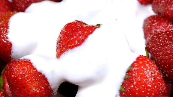 酸奶掉在新鲜的草莓上