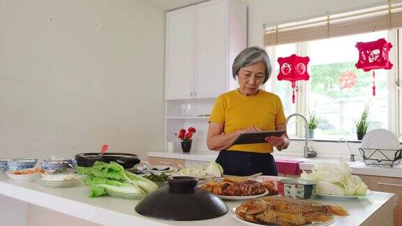 中国老妇人在厨房准备新年食物