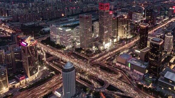 中国北京繁忙交叉口鸟瞰图昼到夜过渡高峰时段交通