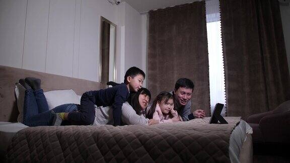 欢快的中国家庭在平板电脑上看电影