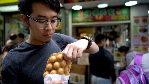 游客品尝香港特色小吃蛋华夫饼泡泡华夫饼