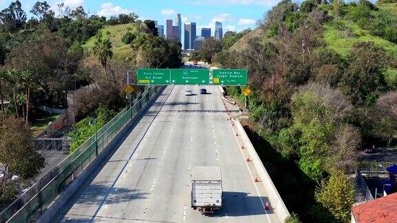 新冠肺炎大流行期间洛杉矶高速公路空空如也
