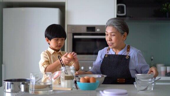 奶奶在厨房教孙子烘焙