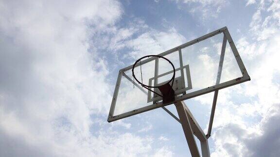 戏剧性的移动云背景的一个篮球环