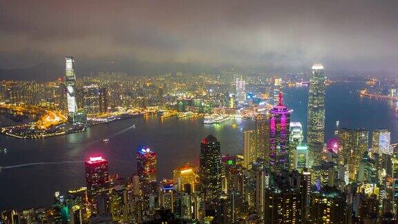 这是中国香港维多利亚港夜间市区交通的超远景图