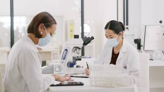 新型冠状病毒、医生和用于病毒分析和检测的药片和显微镜的研究科学、实验室和女性医学科学家小组研究开发冠状病毒疫苗的数字技术和设备