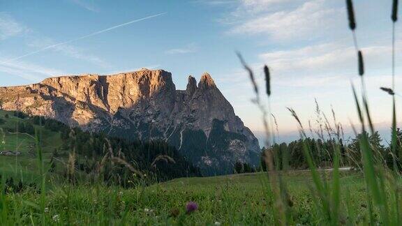 意大利阿尔卑斯山欧洲阿尔卑斯山脉风景自然在日出时分白云岩意大利