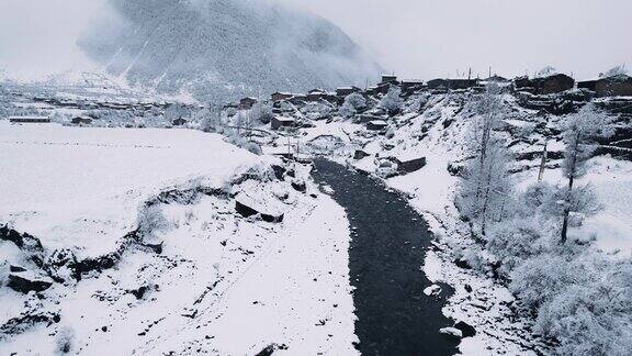 这个村庄坐落在尼泊尔的雪山之中是一个风景如画的仙境