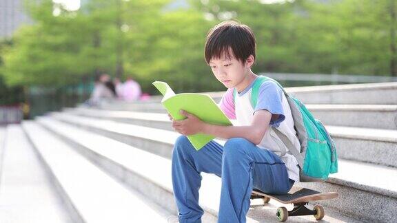 小男孩正在看书