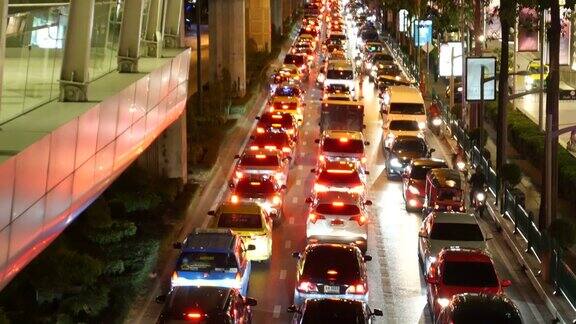 城市晚上的交通堵塞