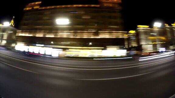 快速城市驾驶夜间道路时间推移侧视图循环