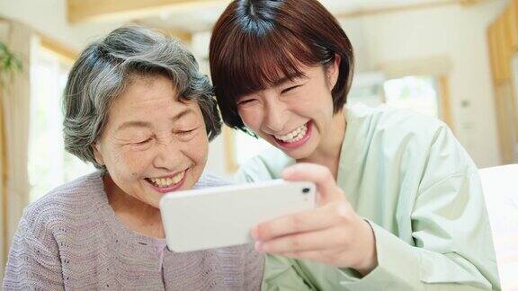 孙女教祖母如何使用智能手机