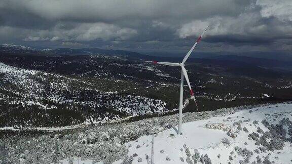 在雪山顶上的风力涡轮机