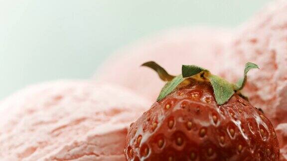 特写草莓冰淇淋旁边点缀着新鲜的草莓