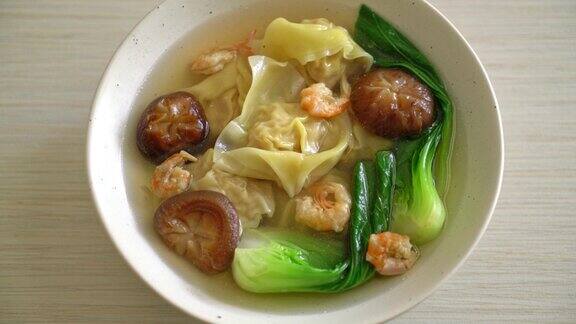 亚洲风味的虾菜猪肉饺子汤