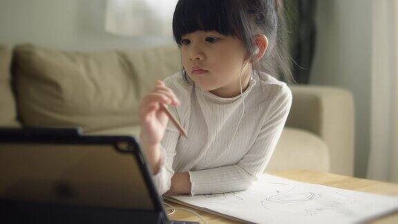 亚裔女儿在家参加网络课程