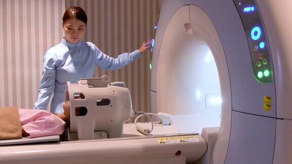 MRI扫描仪配有放射医师和病人