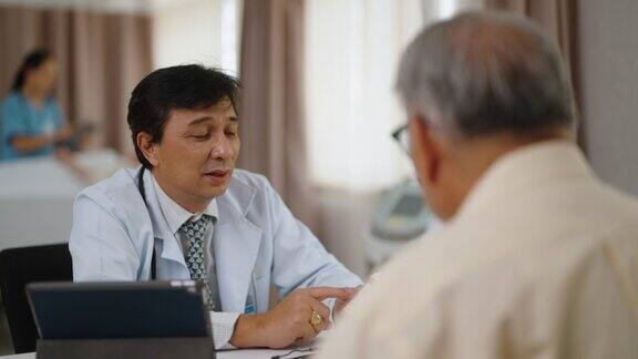 老年男性病人听有经验的医生解释测试结果
