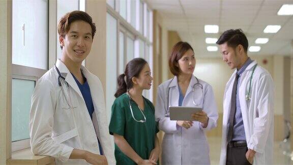 亚洲男医生在医院微笑着看着镜头的肖像