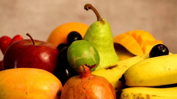 新鲜水果以木为背景的水果各种各样的多汁水果:苹果、芒果、蓝莓、香蕉、梨