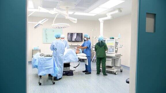 外科医生穿着手术服在手术室工作