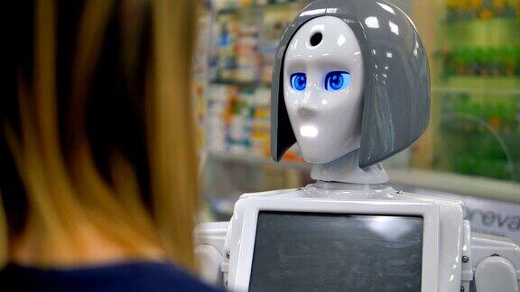 一个机器人和一个女购物者说话