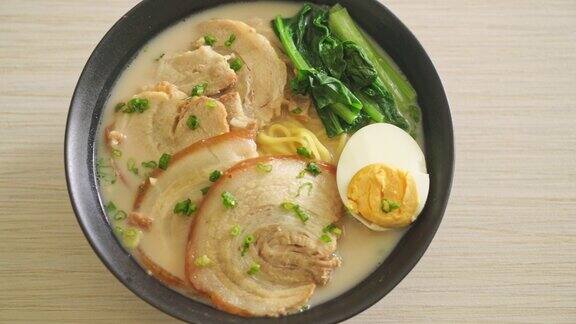 猪骨汤拉面配烤猪肉和鸡蛋或豚骨拉面日式食品