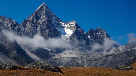 喜马拉雅山上的云和山