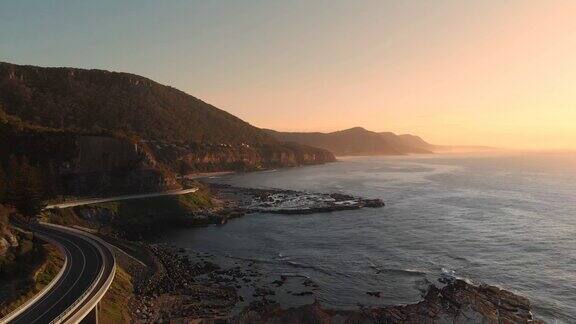 清晨日出无人机拍摄澳大利亚新南威尔士州的海崖大桥