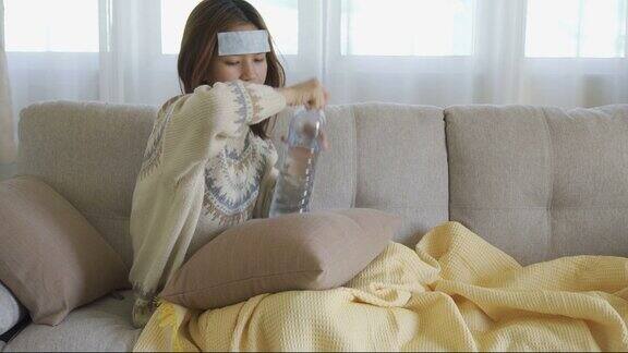 身体不适的妇女咳嗽躺在沙发上