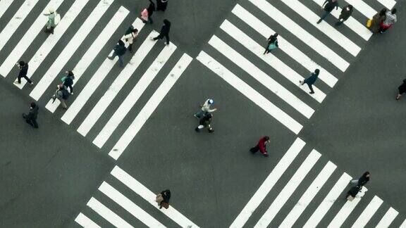 人与车的人群与区域视野行人十字路口人行横道银座人行横道汽车交通在东京城市的4K时间推移剪辑