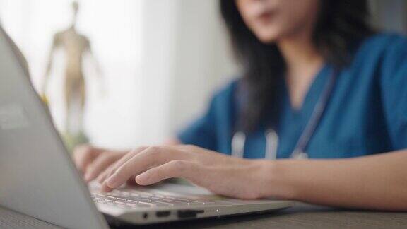 远程医疗便利:亚洲女医生在家为患者提供在线咨询现代医疗保健在家中进行虚拟患者咨询