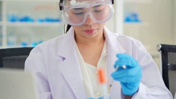 在生命科学实验室工作的卫生保健研究人员年轻女性研究科学家准备和分析在研究实验室科学实验室