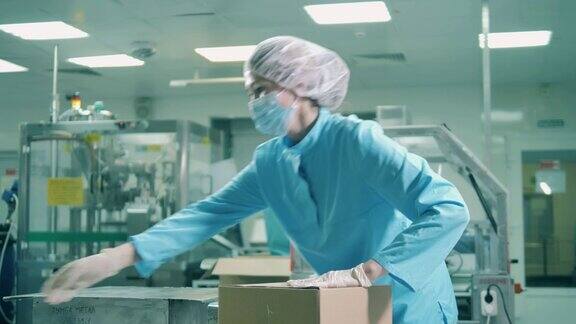 制药工人正在往箱子里装医药产品