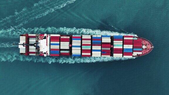 集装箱货轮是指在远洋运输集装箱并为出口而运行技术货运快船俯视图
