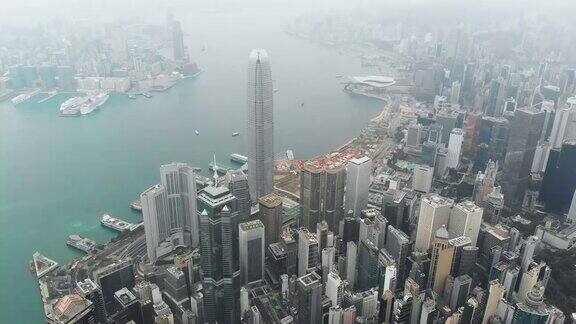香港摩天大楼的鸟瞰图和摄影车左图